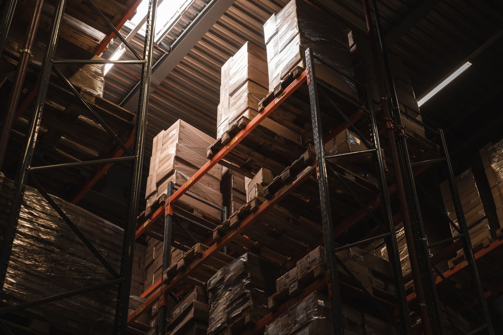 Boîtes en carton prêtes pour l'exécution des commandes