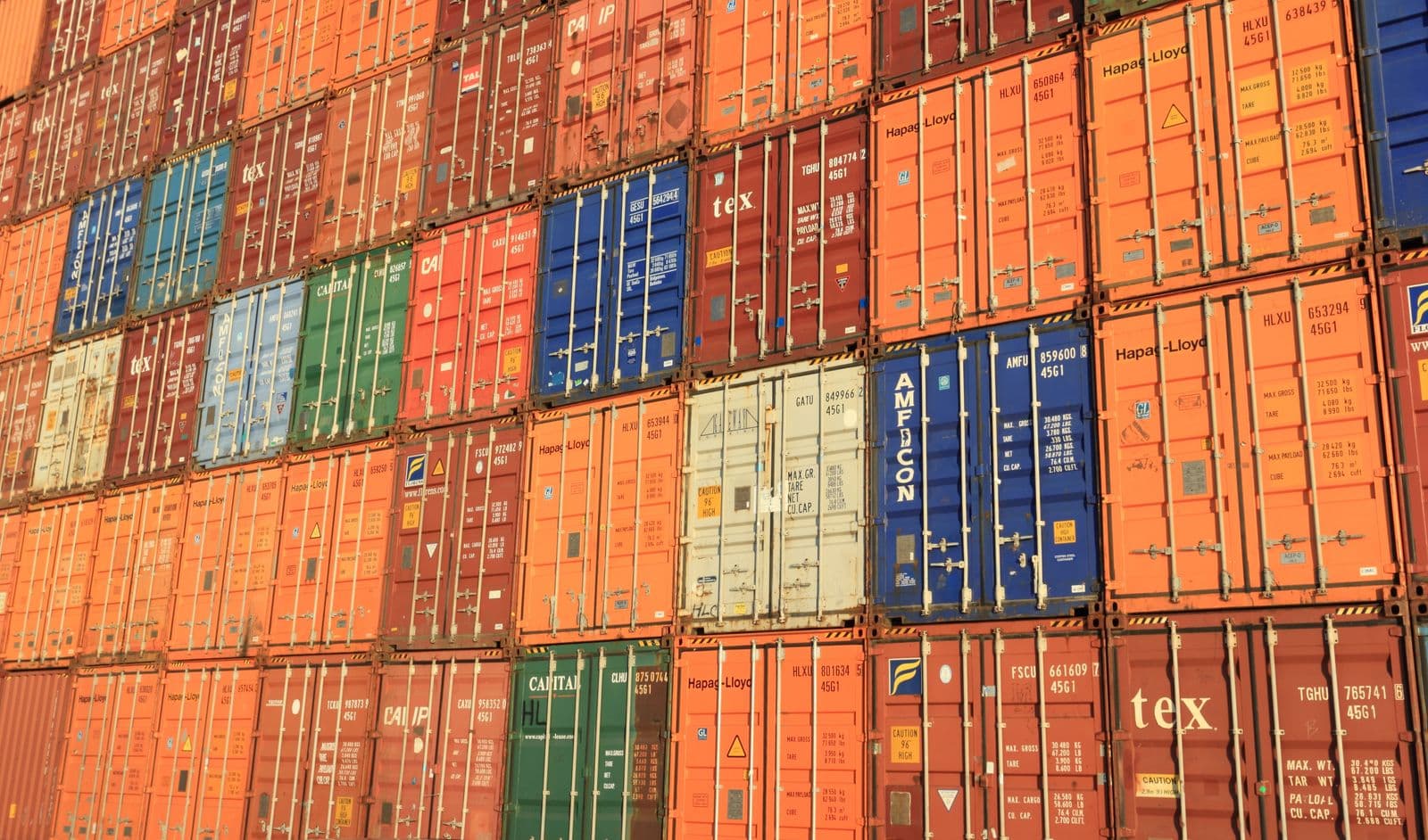 Conteneurs empilés dans un port