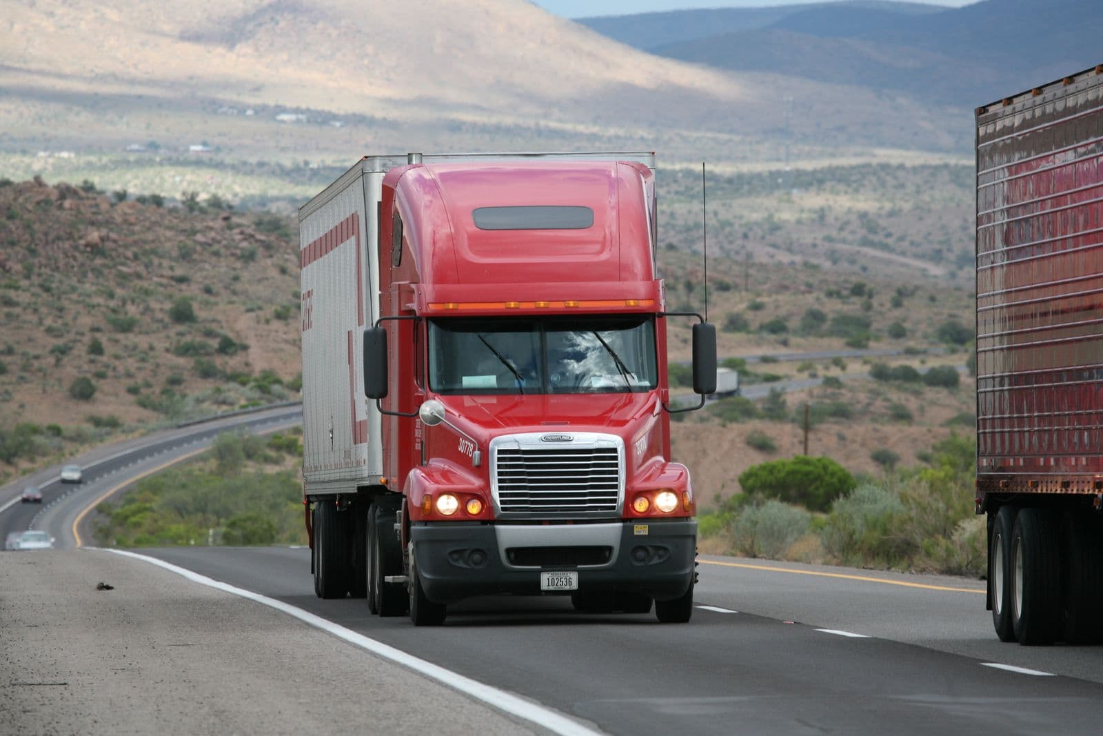 Semi-remorque roulant sur l'autoroute