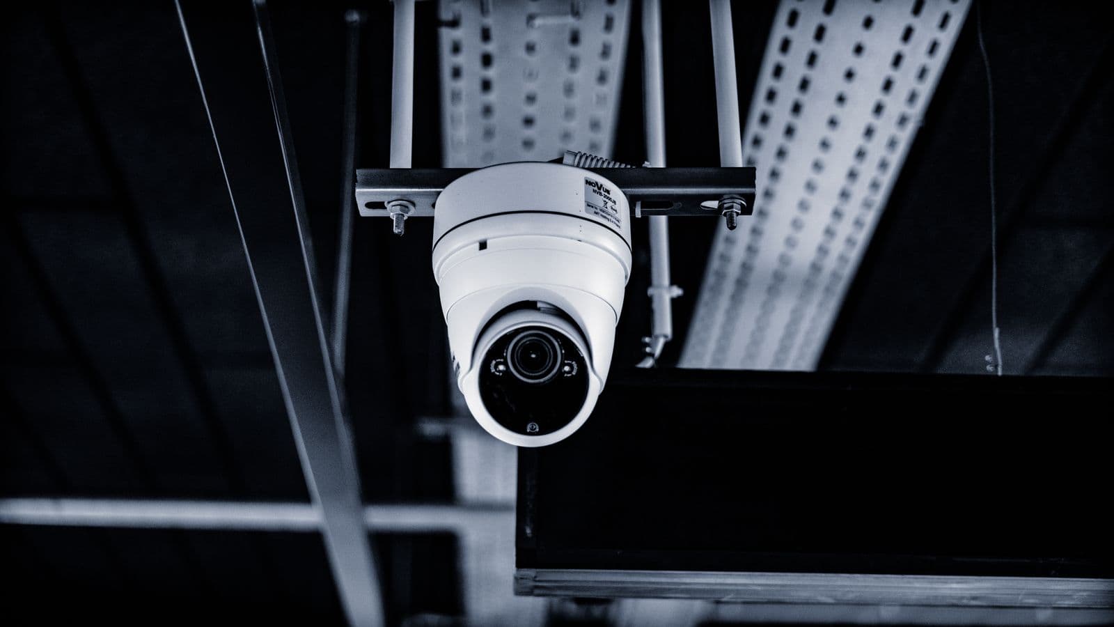 Caméra de sécurité montée dans un entrepôt