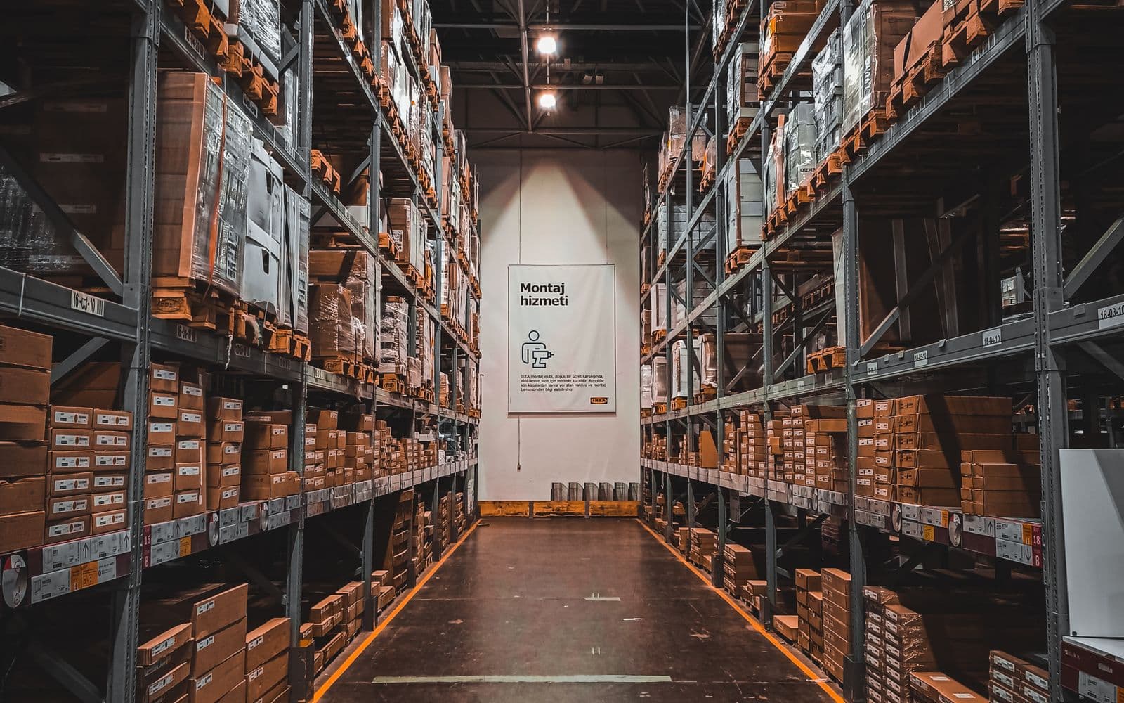 Palettes stockées dans un entrepôt de distribution en gros